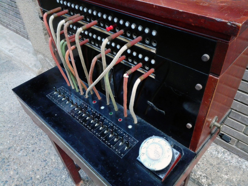 centralita telefonica+auricular madera metal baquelita 73-109x67x42.5 (110eu.) 1u